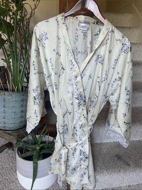 Linea Donatella Vintage Pale Yellow Floral Satin Kimono Robe with Lace